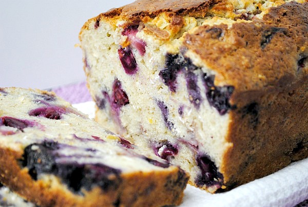 Triple berry oat bread | www.you-made-that.com