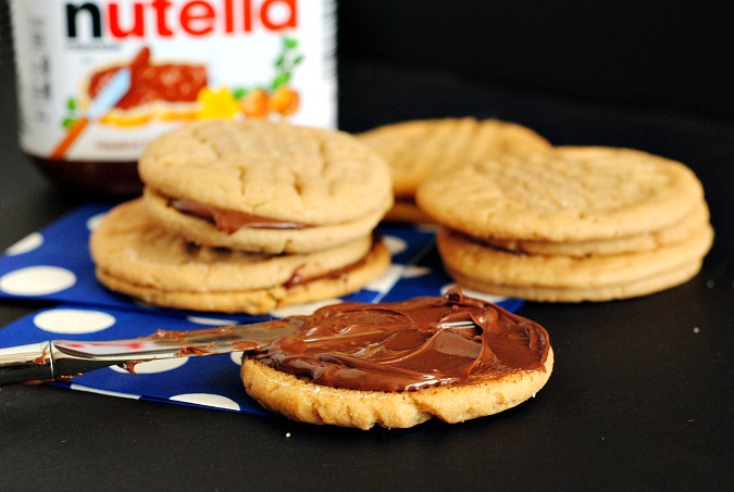 Peanut butter & Nutella sandwich cookies | you-made-that.com
