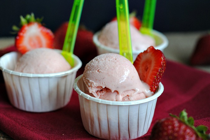 Homemade strawberry ice cream | you-made-that.com