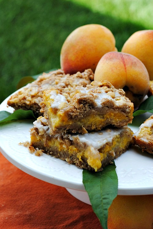 Peach pie crumb bars | you-made-that.com